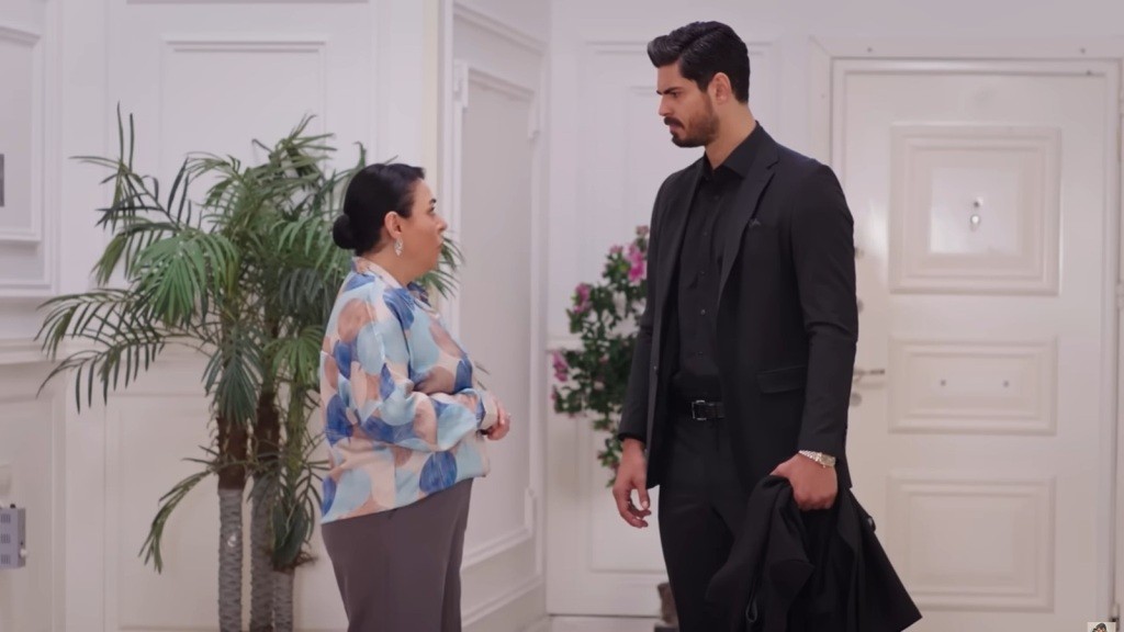 Mukadder i Cihan stoją twarzą w twarz w holu rezydencji.