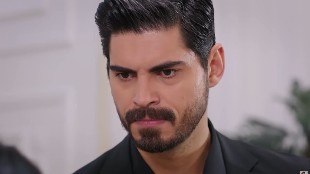 Zbliżenie na mężczyznę o intensywnym spojrzeniu, który wyraża silne emocje. Jego zmarszczone brwi i zdecydowany wyraz twarzy sugerują napięcie i zaangażowanie w rozmowę, tworząc atmosferę dramatyzmu.