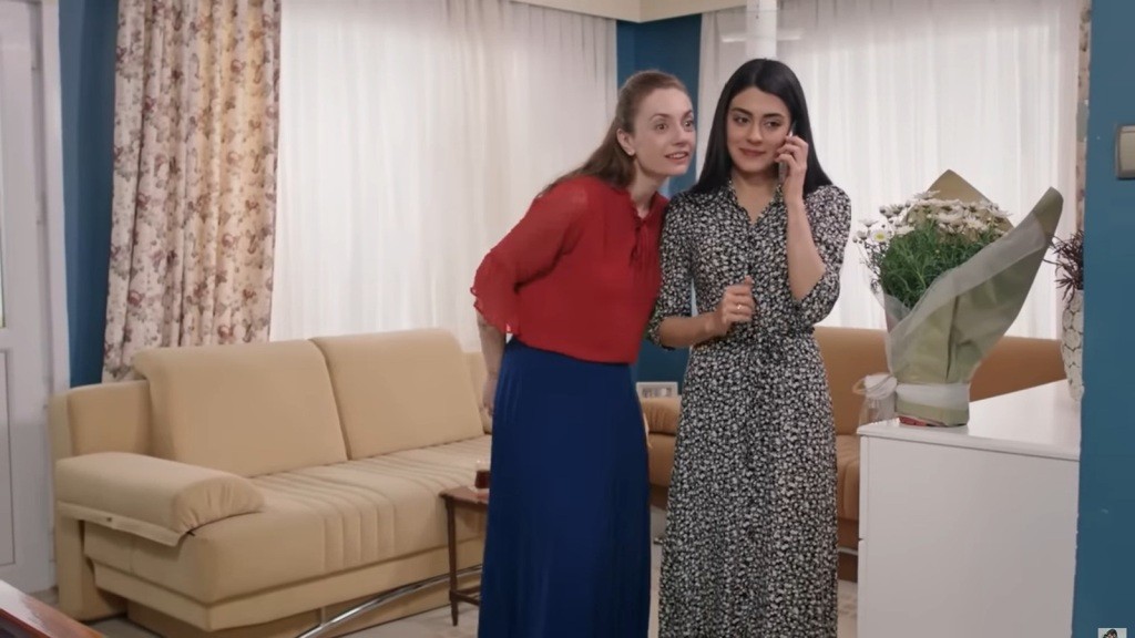 Derya stoi blisko Hancer, przysłuchując się jej rozmowie telefonicznej.