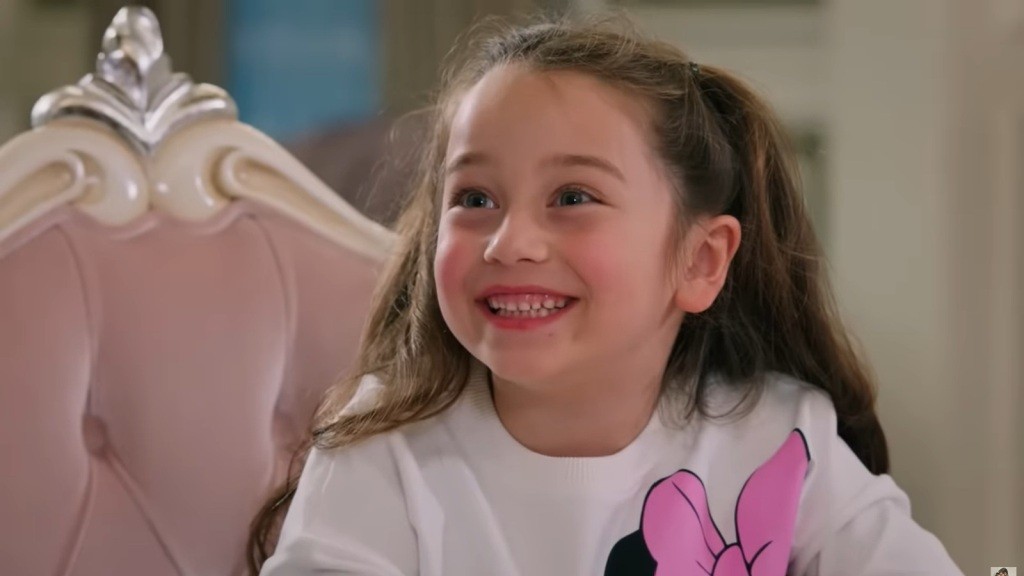 Mine jest roześmiana.