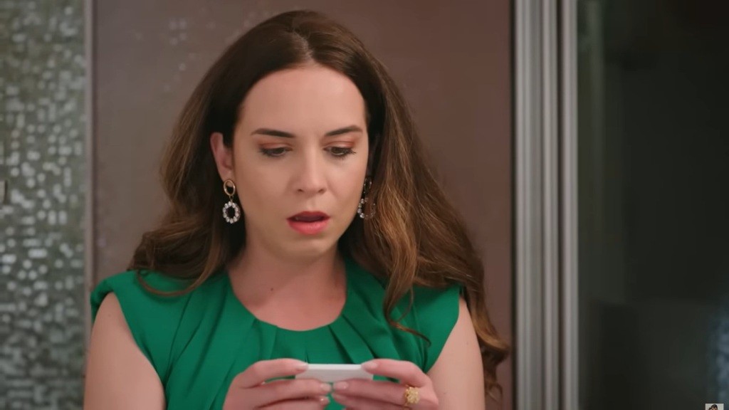 Beyza trzyma test ciążowy w rękach. Jest w szoku.