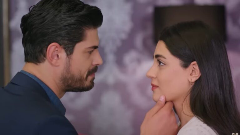 Cihan delikatnie dotyka podbródka Hancer, a ich spojrzenia pełne ciepła i zrozumienia tworzą atmosferę intymności.