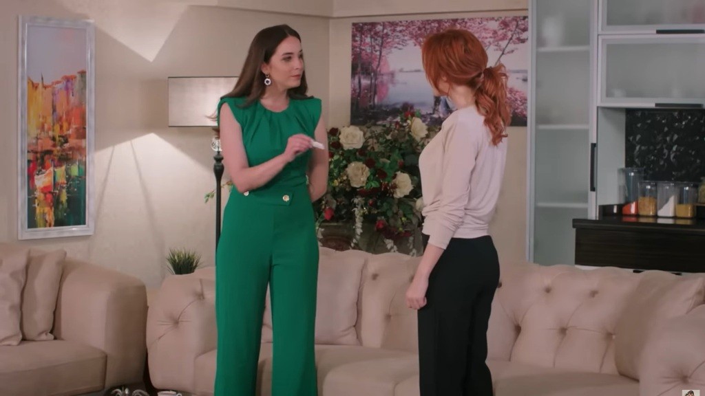 Beyza pokazuje Yoncy test ciążowy.