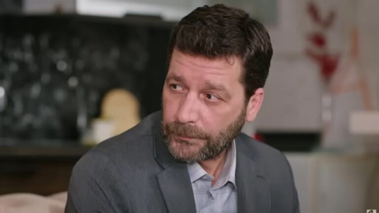 Zbliżenie na poważną twarz Nusreta.