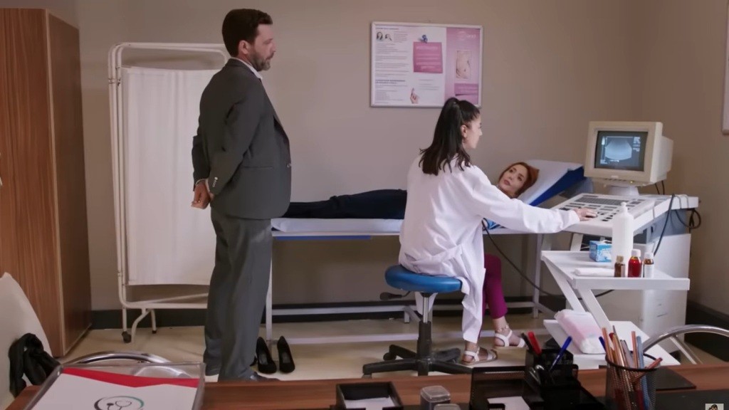 Nusret towarzyszy Yoncy podczas badania USG ciąży.