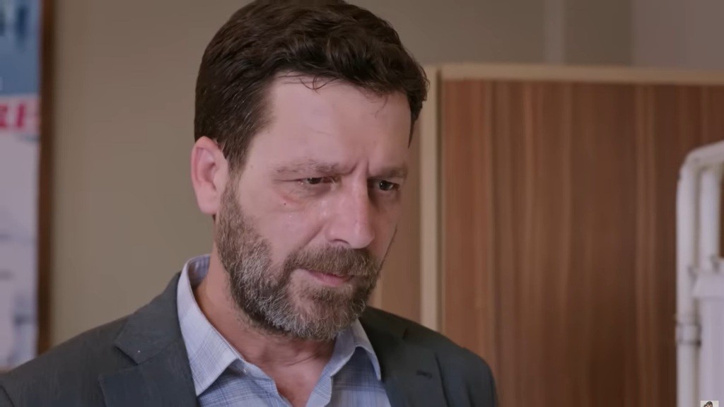 Zbliżenie na poważną twarz Nusreta.