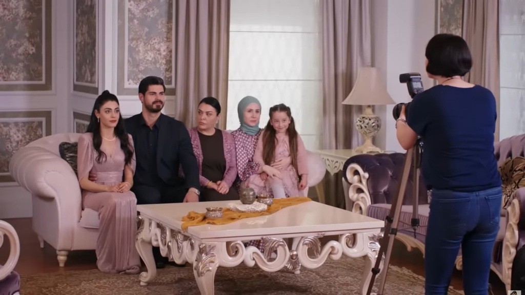 Fotografka robi zdjęcie siedzącym na kanapie Hancer, Cihanowi, Mukadder, Sinem i Mine.