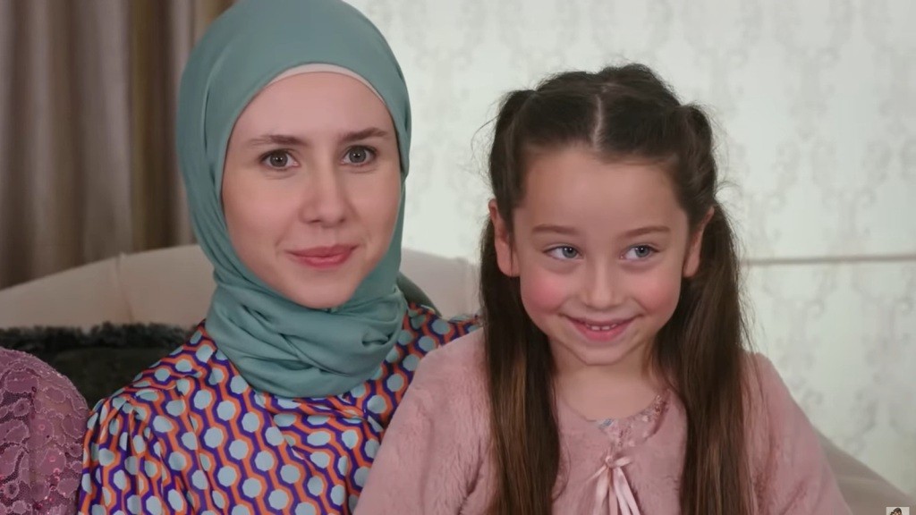 Sinem i Mine są uśmiechnięte.