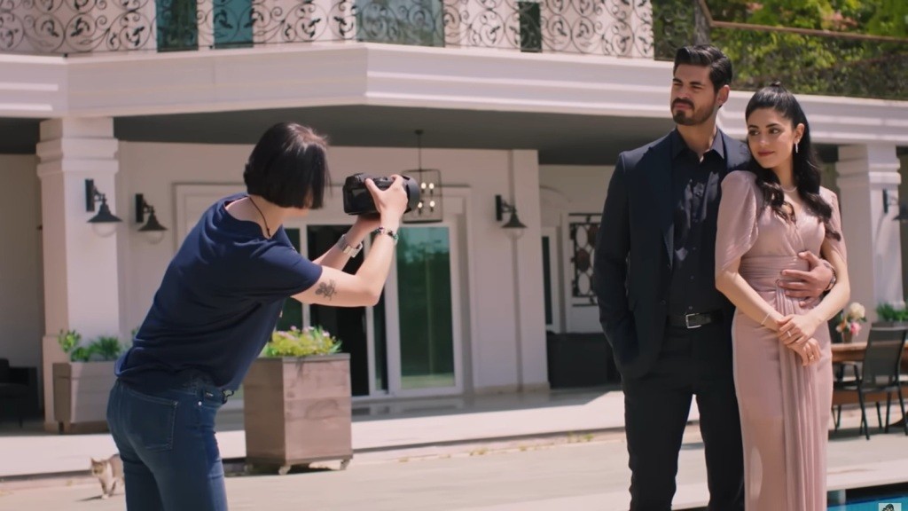 Cihan i Hancer pozują do zdjęcia obok basenu.