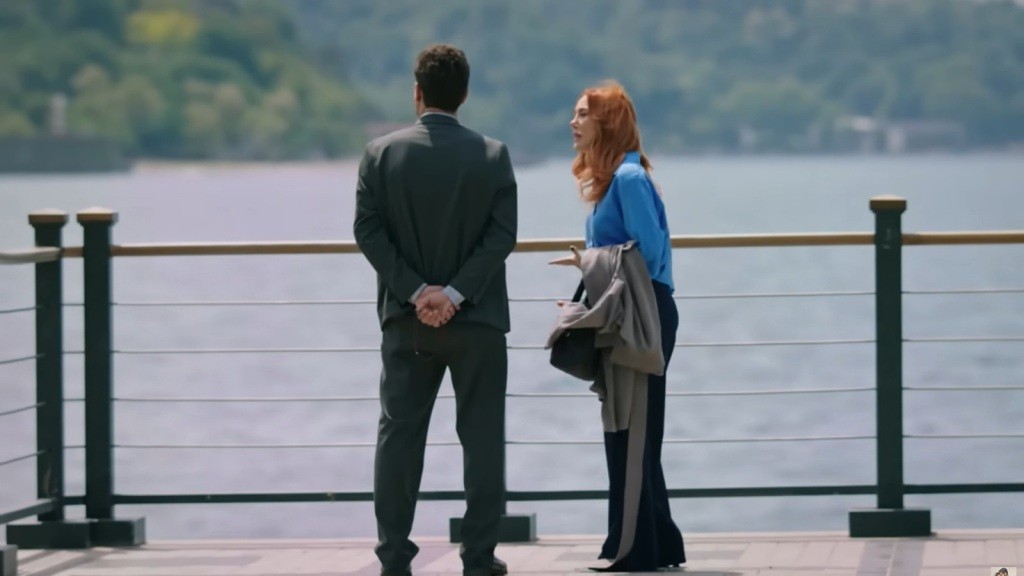 Na zdjęciu widzimy Nusreta i Yonca, stojących nad wodą. Ich postawa wskazuje na napiętą sytuację.