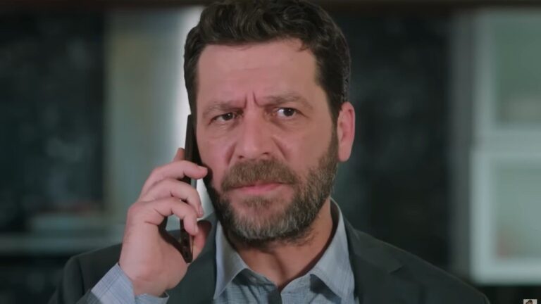 Nusret rozmawia przez telefon. Jego twarz wyraża złość i napięcie.