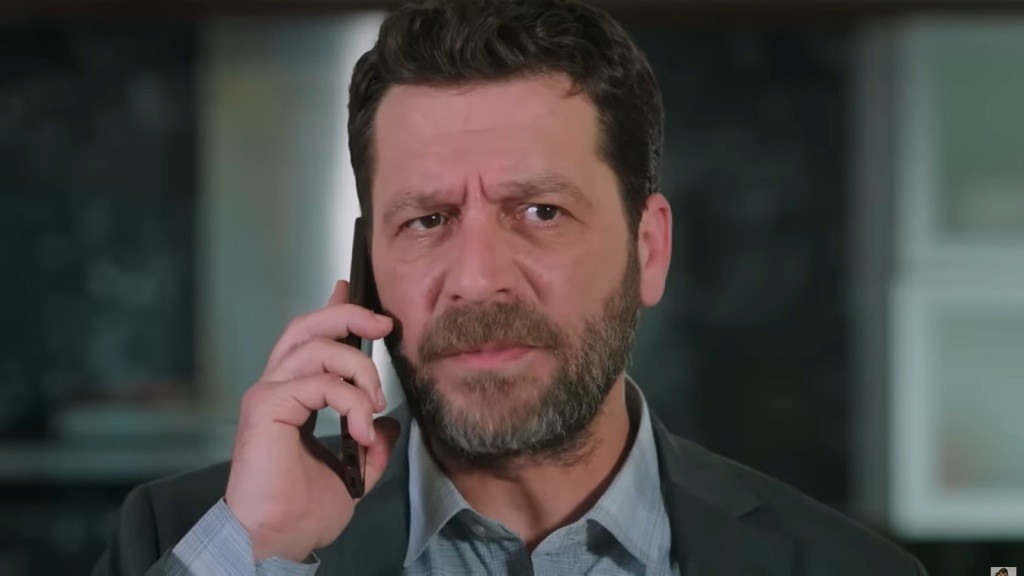 Nusret rozmawia przez telefon. Jego twarz wyraża złość i napięcie.