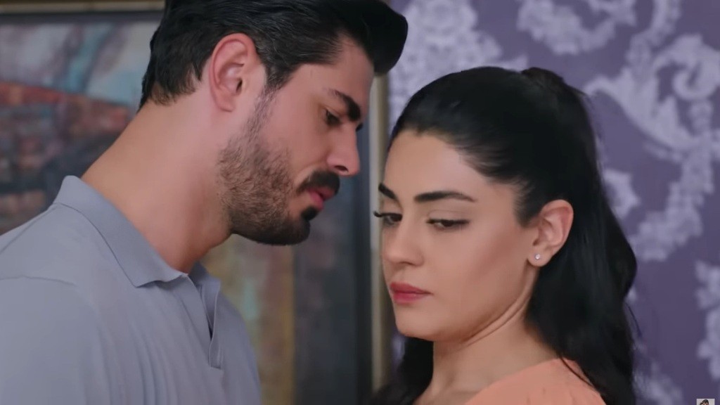 Cihan chce pocałować Hancer, ale ta odwraca głowę.