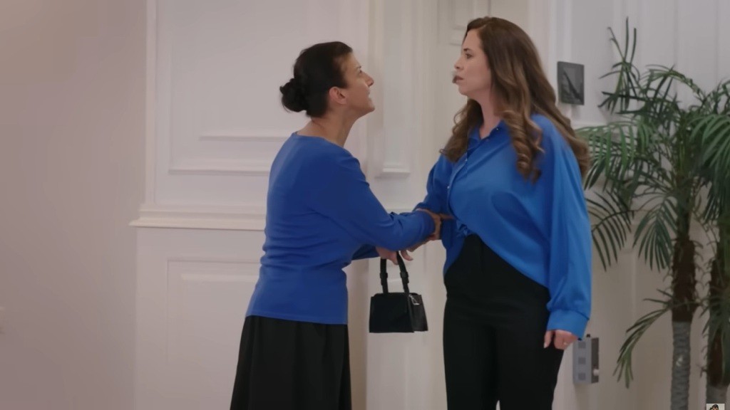 Fadime ściska ramię Beyzy.