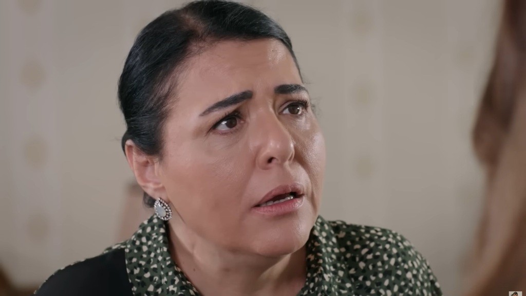 Mukadder jest w szoku. Jej zmartwiona mina sugeruje głębokie przeżycia lub ważną rozmowę, tworząc atmosferę napięcia i dramatyzmu.