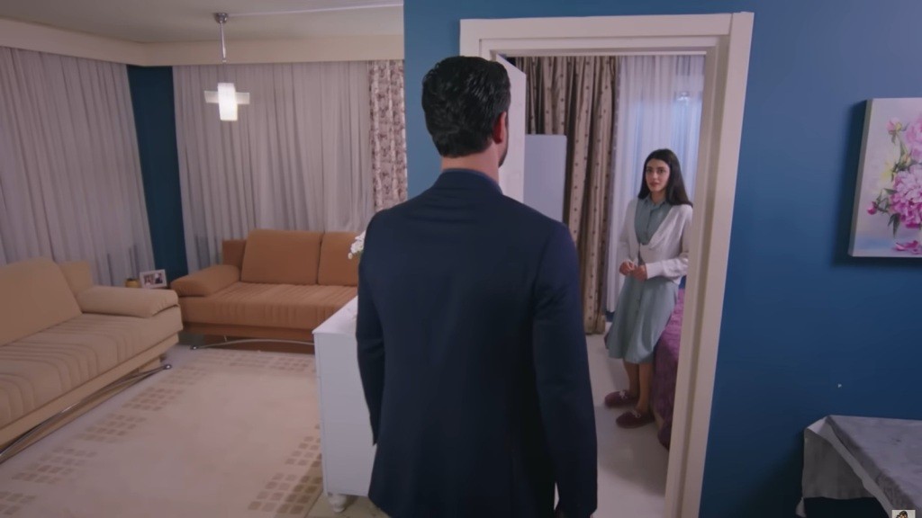 Hancer czeka na Cihana w sypialni.