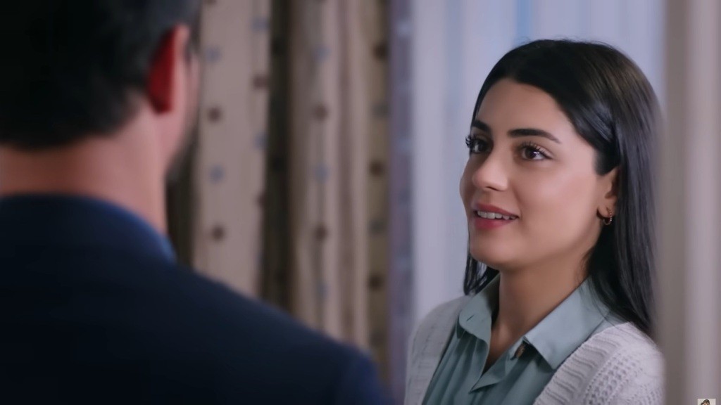 Romantyczna scena w sypialni, ciepłe światło i przytulne wnętrze. Hancer patrzy z uśmiechem na Cihana.