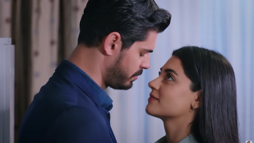 Cihan i Hancer stoją twarzą w twarz. Intensywnie patrzą sobie w oczy. Z kadru bije romantyczna atmosfera.