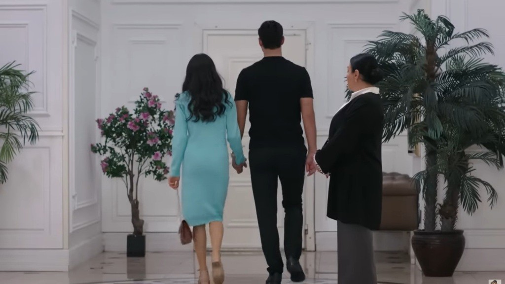 Cihan i Hancer opuszczają rezydencję, trzymając się za ręce. Mukadder patrzy za nimi.