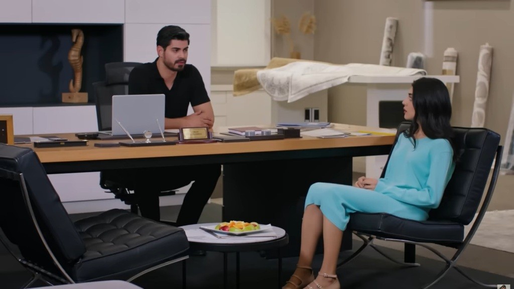 Cihan i Hancer siedzą przy biurku w gabinecie.