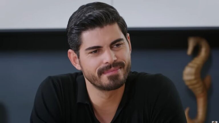 Cihan patrzy z lekkim uśmiechem w bok. Ma łagodny wyraz oczu, zadbaną fryzurę i kilkudniowy zarost.