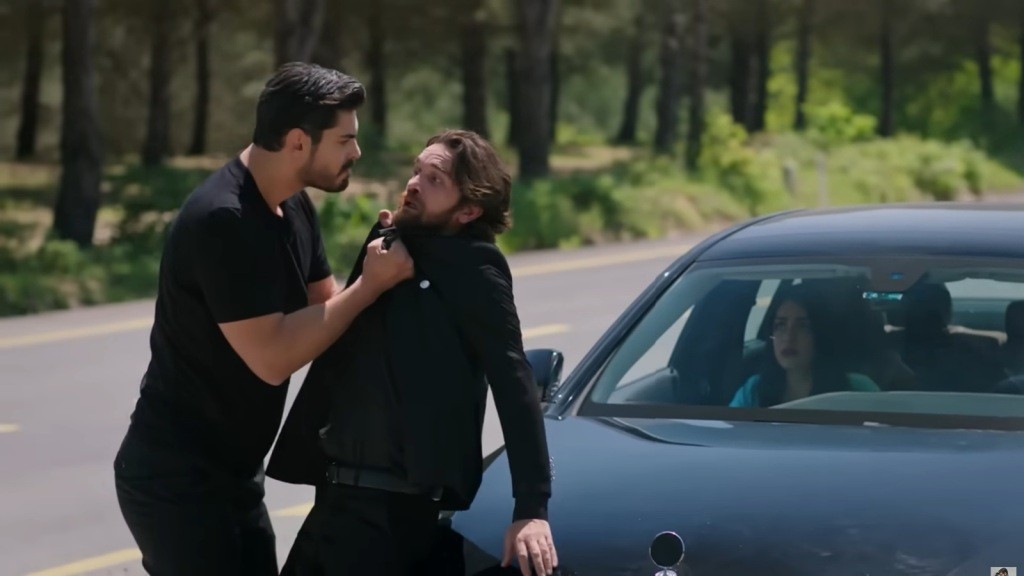 Konfrontacja na drodze. Cihan szarpie drugiego mężczyznę, a siedząca w środku pojazdu Hancer z niepokojem obserwuje sytuację.