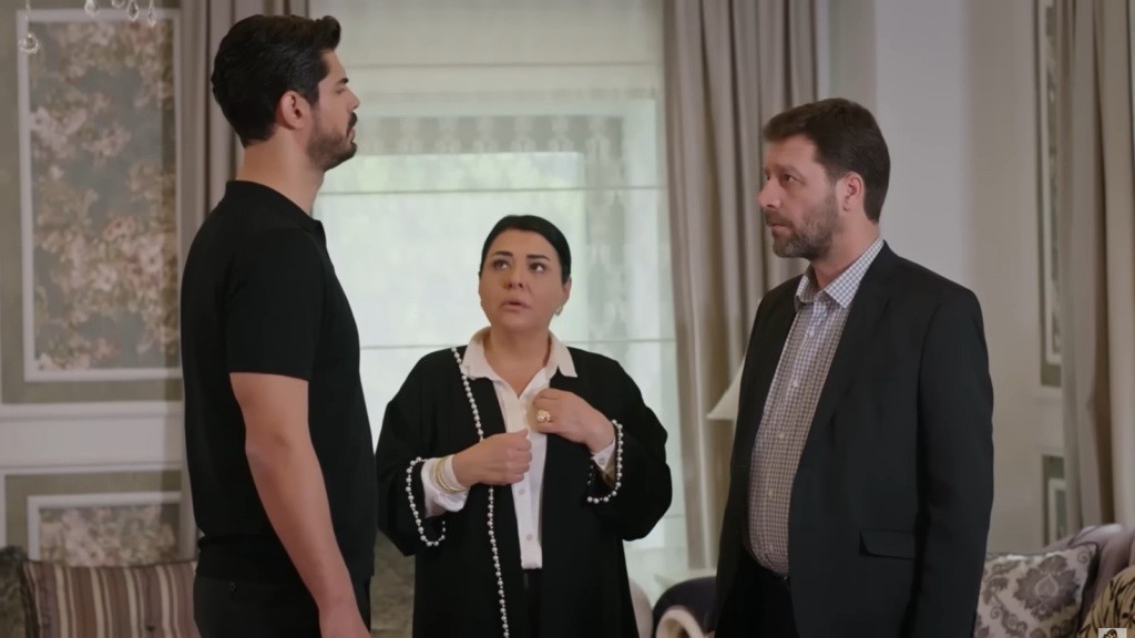 Cihan konfrontuje się ze swoim wujkiem. Mukadder stoi między nimi.