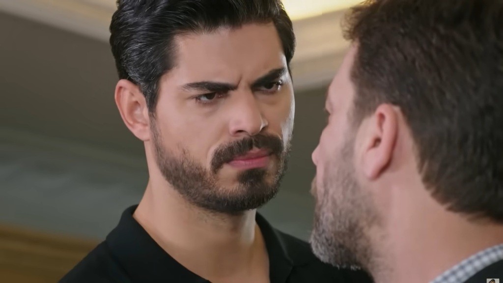 Zacięta konfrontacja twarzą w twarz. Cihan marszczy brwi i patrzy surowo na swojego wujka.