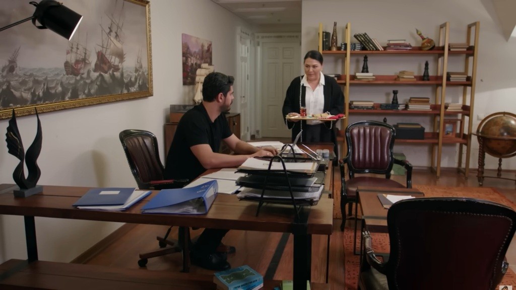 Mukadder przynosi Cihanowi posiłek na tacy.