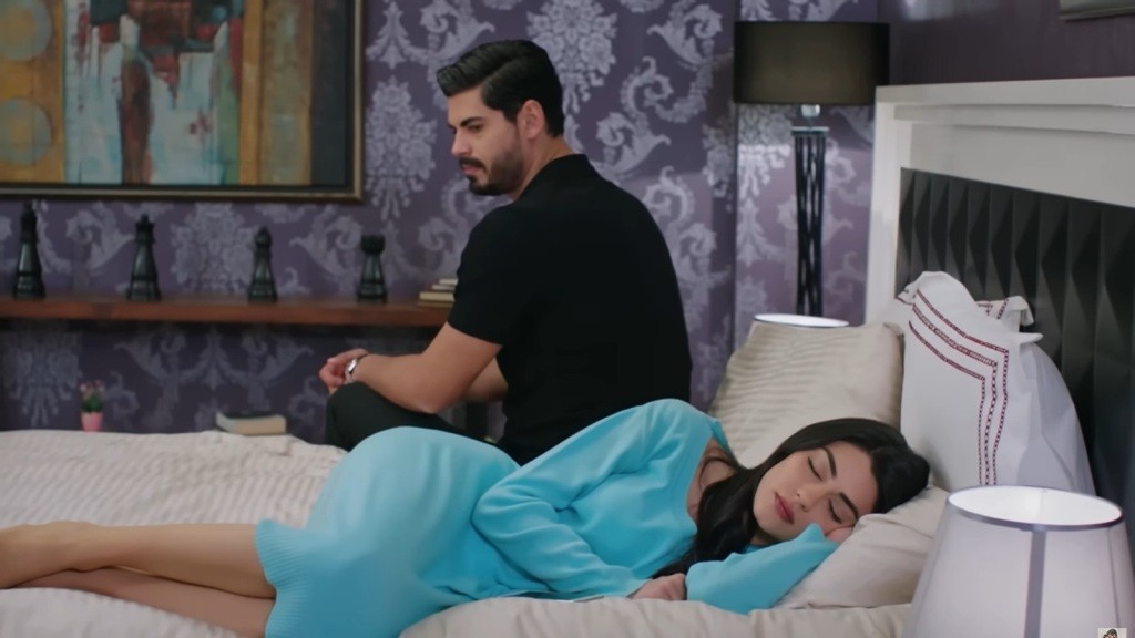 Cihan siada na łóżku, na którym zasnęła Hancer.