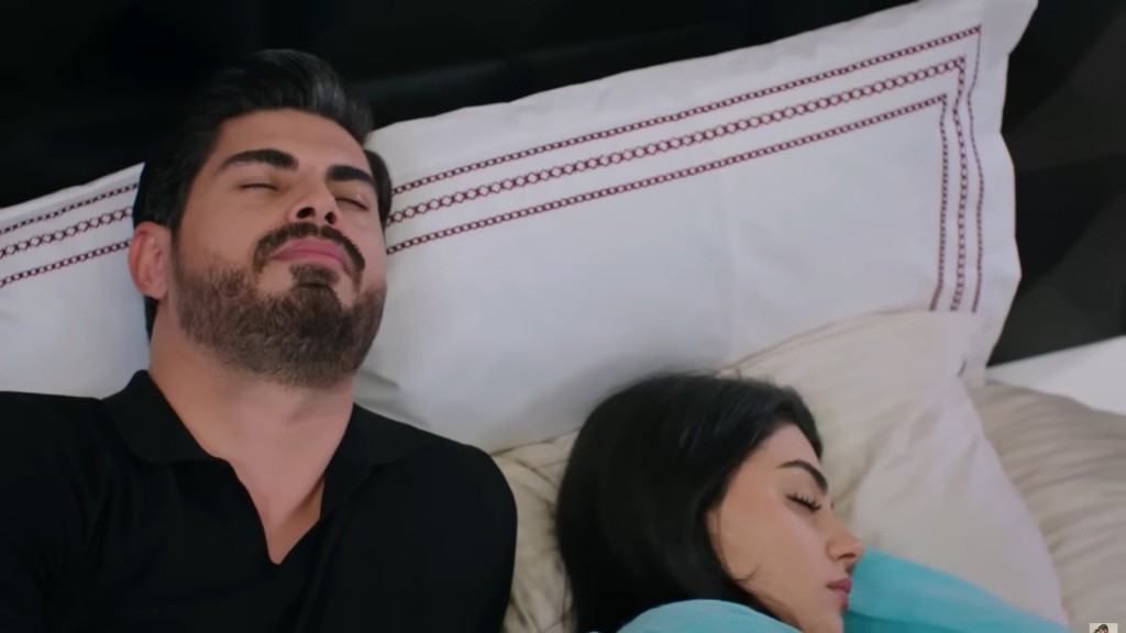 Cihan i Hancer śpią obok siebie. On na plecach, a ona na boku.