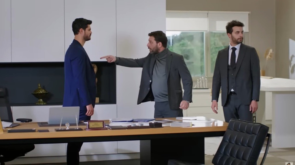 Nusret wymierza w pierś Cihana palec wskazujący. Za plecami Nusreta stoi Engin. Odwraca głowę, wyraźnie zmęczony konfliktem.