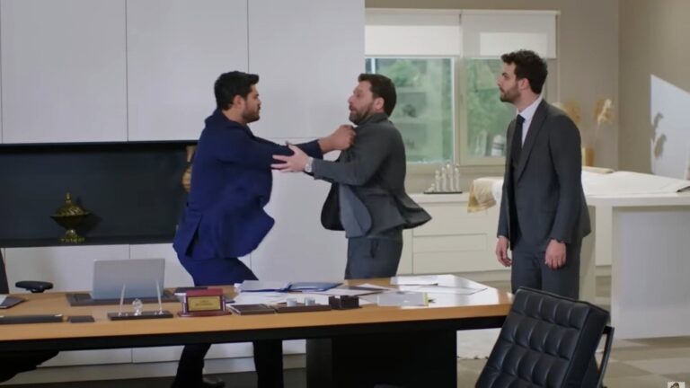Cihan i Nusret szarpią się przy biurku. Engin stoi tuż obok.