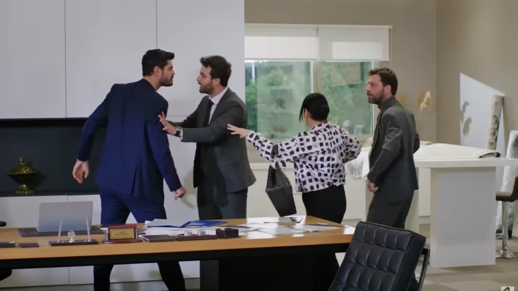 Engin i Mukadder powstrzymują Cihana i Nusreta przed bójką.