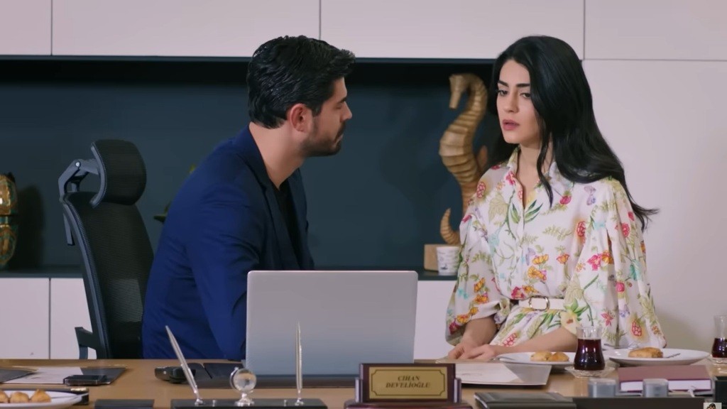 Cihan i Hancer siedzą obok siebie w gabinecie.