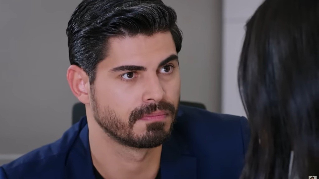 Cihan patrzy poważnym wzrokiem w twarz Hancer.