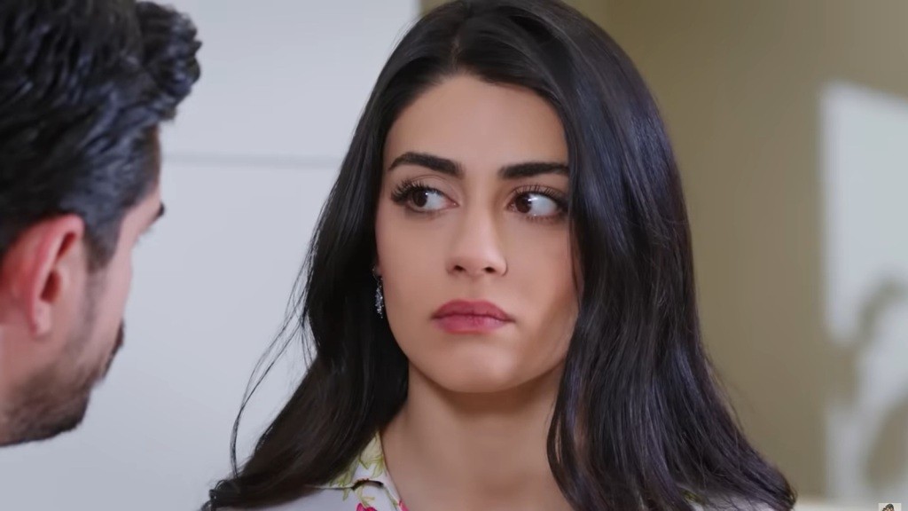 Kobieta o długich ciemnych włosach patrzy z niepokojem na mężczyznę poza kadrem.