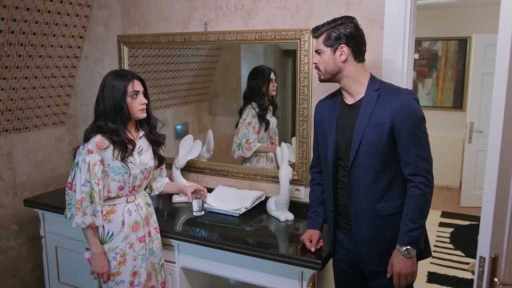 Cihan przyłapuje Hancer na zażywaniu lekarstw w łazience.