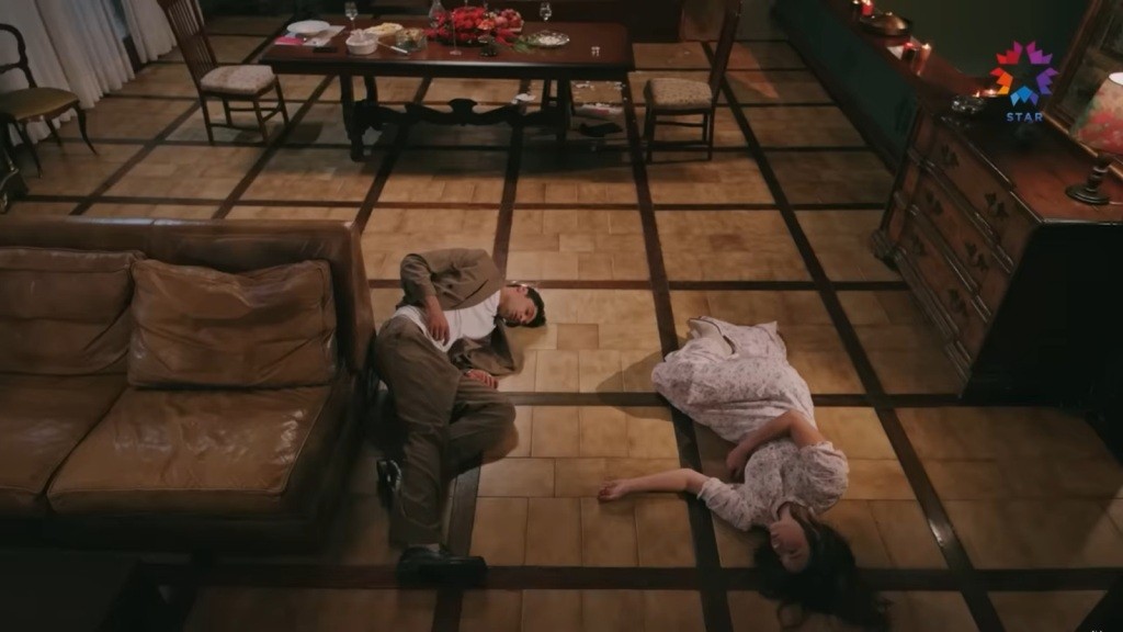 Sinan i Seyran leżą na podłodze.