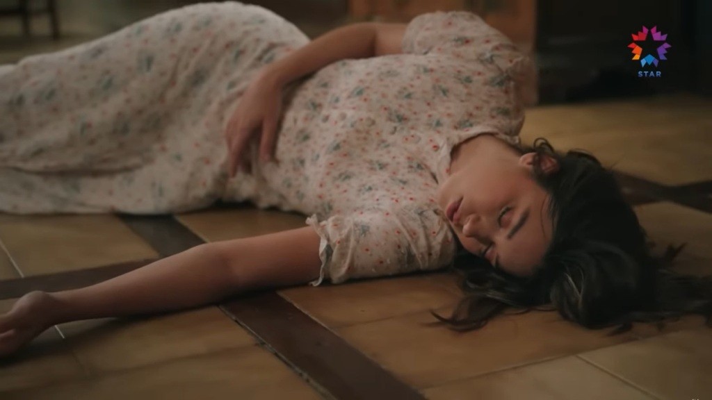 Nieprzytomna Seyran leży na podłodze.