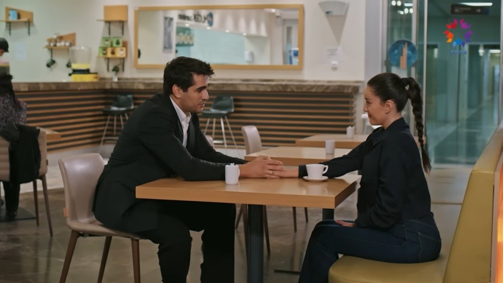 Ferit i Diyar siedzą naprzeciwko siebie w szpitalnej stołówce. Patrzą sobie w oczy, trzymając się za ręce.