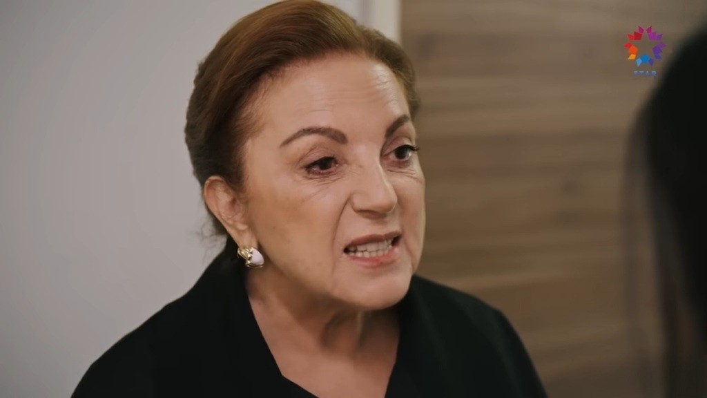 Ayla spogląda groźnie na córkę.