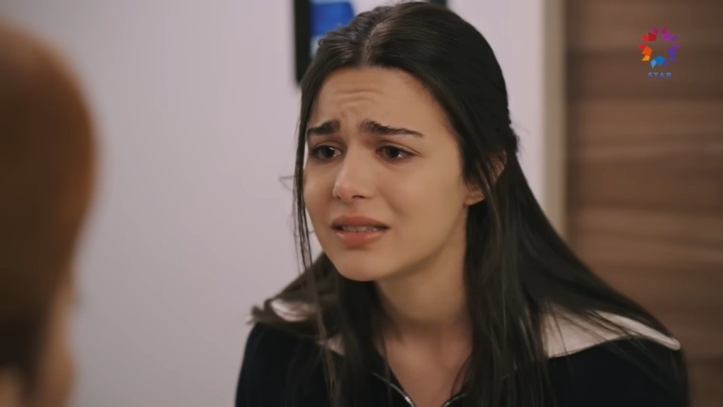 Hazal ma łzy w oczach, gdy rozmawia z matką.