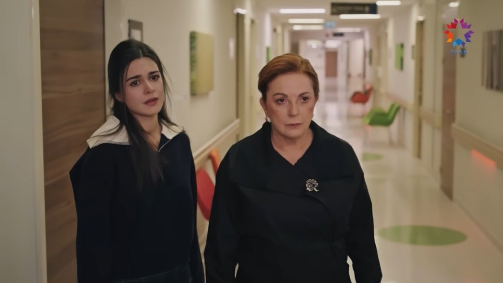 Hazal stoi obok matki.