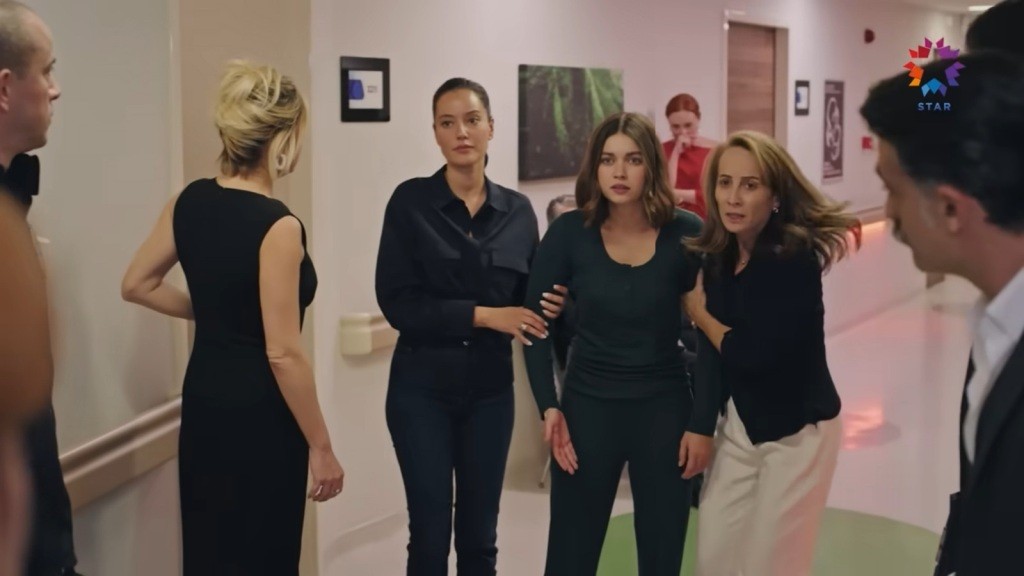 Diyar i Esme przytrzymują Seyran za ramiona.