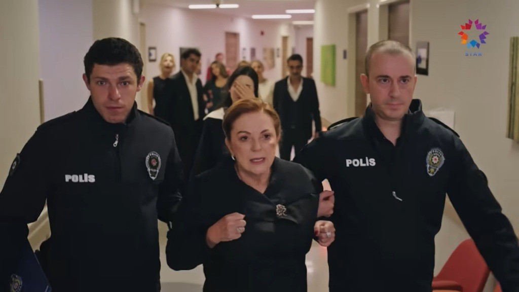 Policjanci prowadzą Aylę.