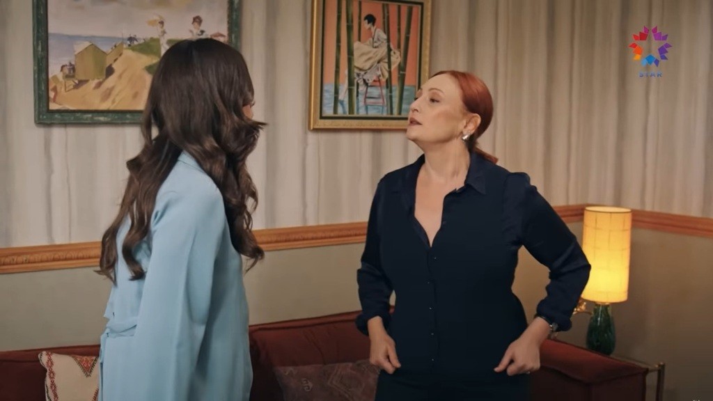 Ifakat zadziera głowę, stając przed Betul.