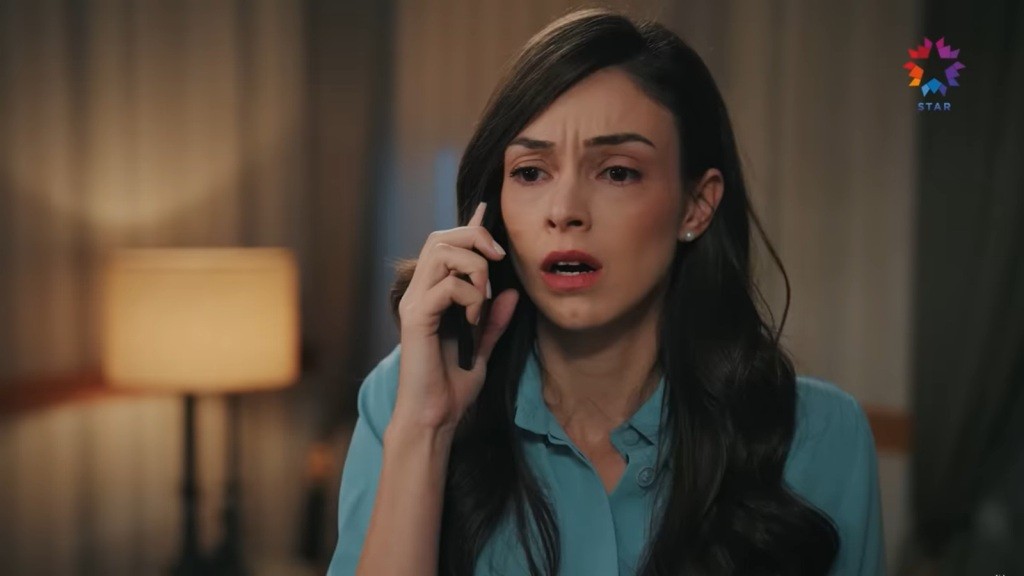 Betul rozmawia przez telefon. Jej twarz wyraża zszokowanie.