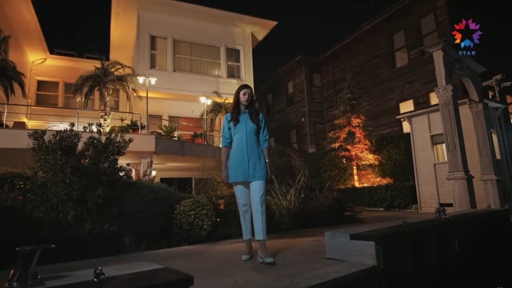 Betul zbliża się nocą do pomostu na tyłach rezydencji.