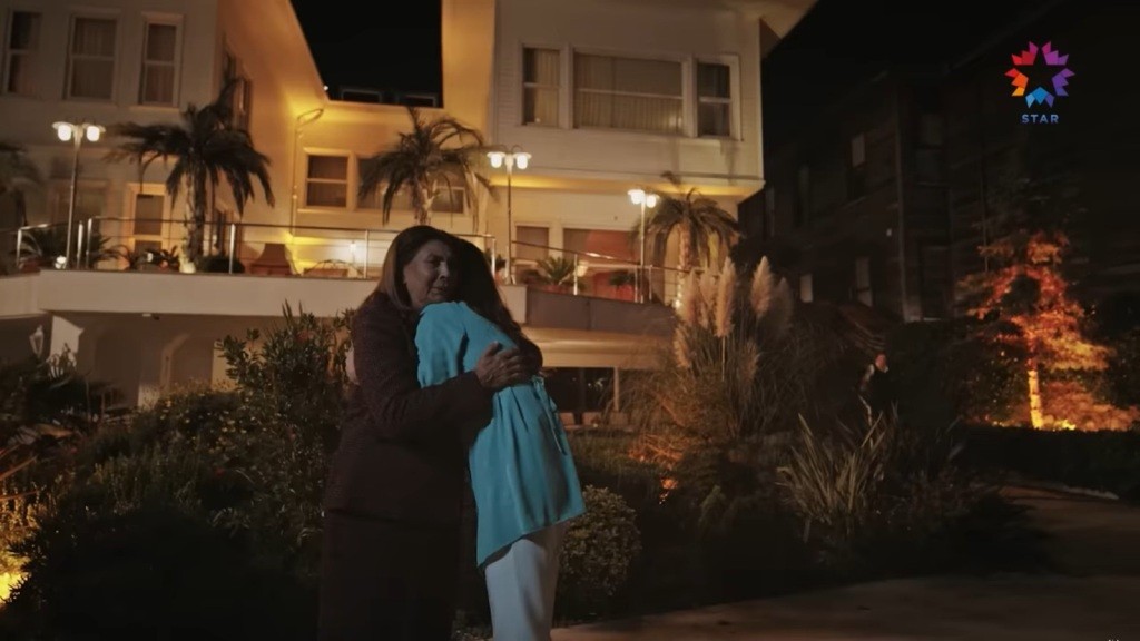 Hatice obejmuje Betul na pomoście.